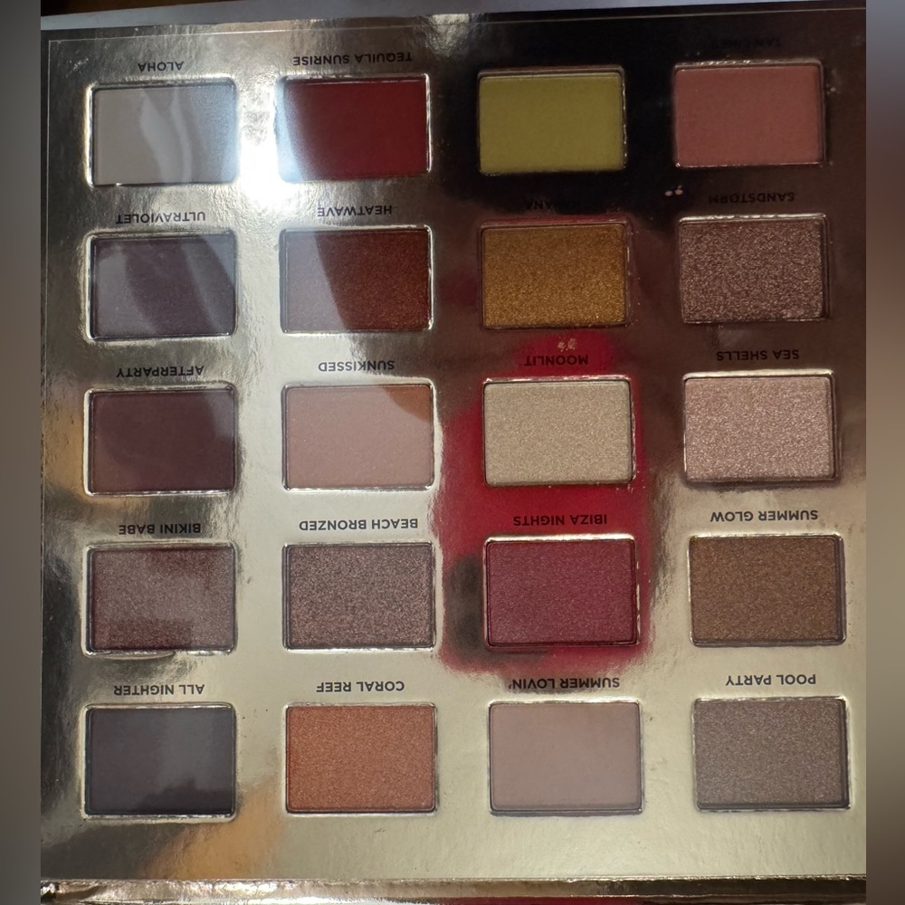 Iconic Eyeshadow Palette with Rich Earthy Tones
